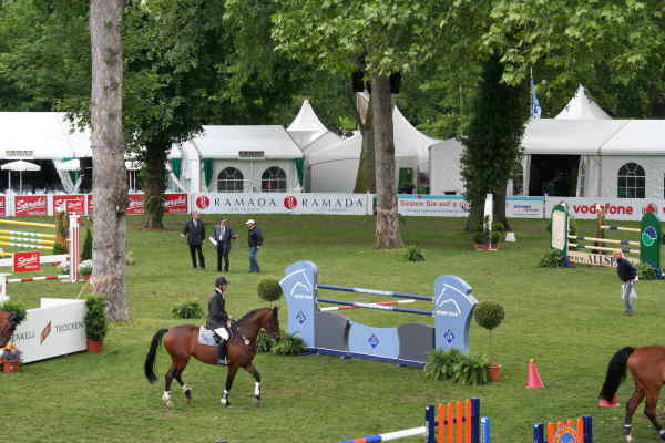 Michael Brinkhoff mit Ehre - Internationales Pfingstturnier Wiesbaden 2006 - CSI Amateure International - Ritt zur Siegerehrung