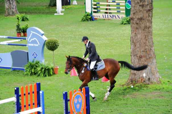 Michael Brinkhoff mit Ehre - Internationales Pfingstturnier Wiesbaden 2006 - Preis des Wiesbadener Reit- und Fahr-Club e. V. - Ehrenrunde nach Siegerehrung