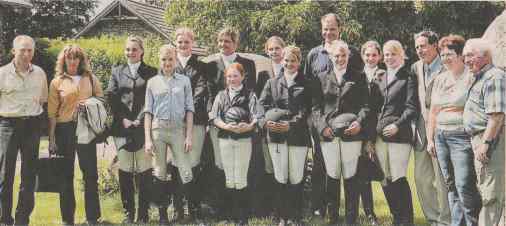 Absolventen des Deutschen Reitabzeichens beim Reit- und Fahrverein Bracke im Juli 2006. Quelle: Neue Westf�lische, Lokalsport vom 5.7.2006