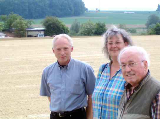 Haben die neue Allwetteranlage ins Leben gerufen: Michael Brinkhoff, Silke Obermann und G�nter Birkemeiervom Braker Reiverein. Quelle: Neue Westf�lische, Stadtteile NR. 123, Donnerstag, 29. Mai 2008
